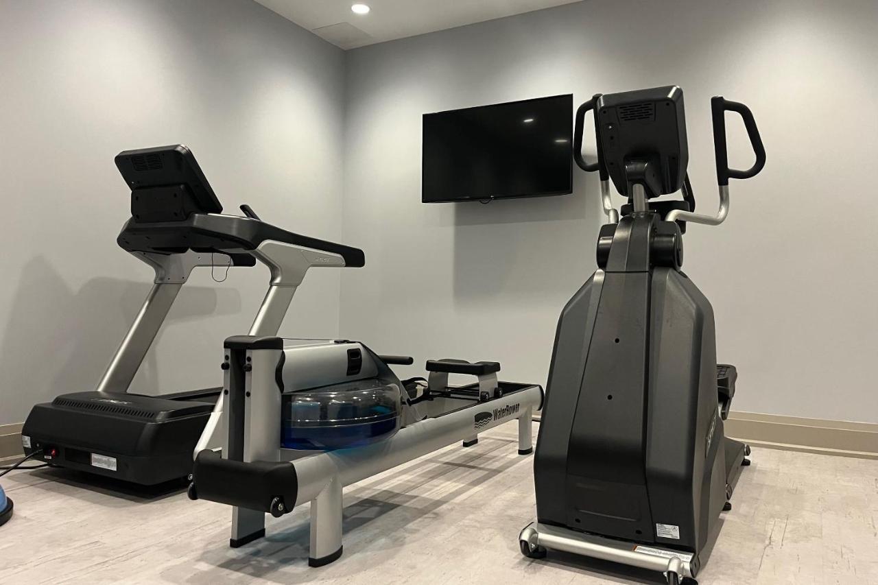 124 On Queen Hotel & Spa Niagara-on-the-Lake Εξωτερικό φωτογραφία A treadmill and elliptical trainer