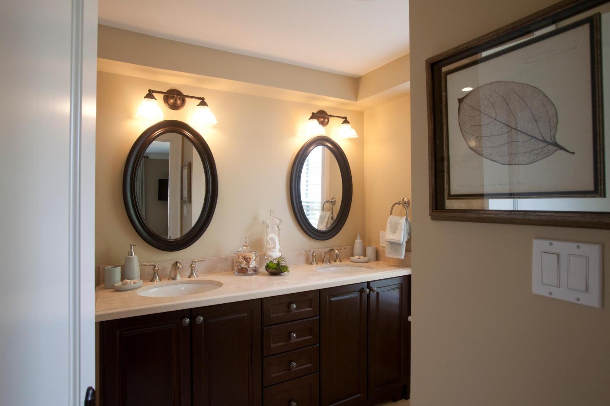 124 On Queen Hotel & Spa Niagara-on-the-Lake Εξωτερικό φωτογραφία A bathroom vanity