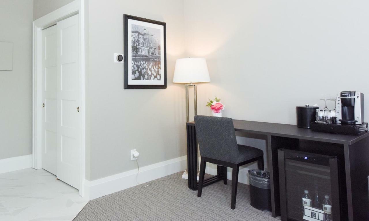 124 On Queen Hotel & Spa Niagara-on-the-Lake Εξωτερικό φωτογραφία A smart plug in a hotel room