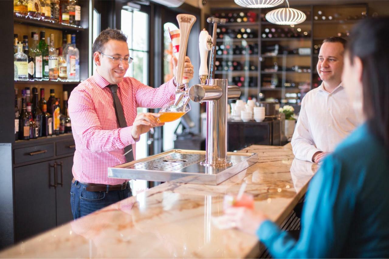 124 On Queen Hotel & Spa Niagara-on-the-Lake Εξωτερικό φωτογραφία A bartender serving beer