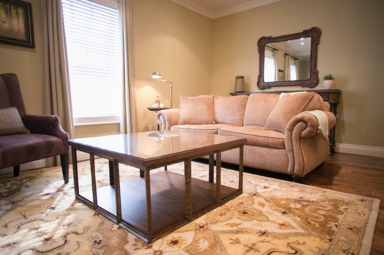 124 On Queen Hotel & Spa Niagara-on-the-Lake Εξωτερικό φωτογραφία A living room with a sofa