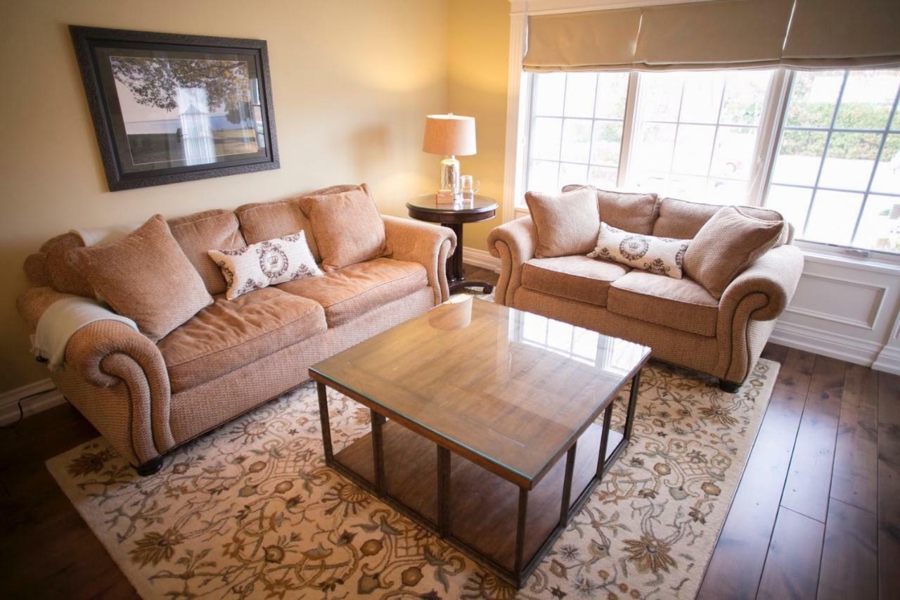 124 On Queen Hotel & Spa Niagara-on-the-Lake Εξωτερικό φωτογραφία A living room with a coffee table