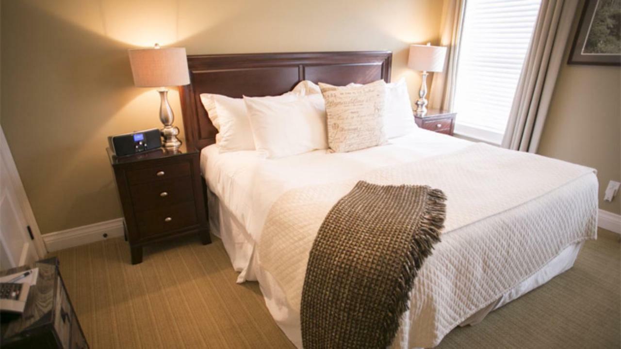 124 On Queen Hotel & Spa Niagara-on-the-Lake Εξωτερικό φωτογραφία A bed with a throw