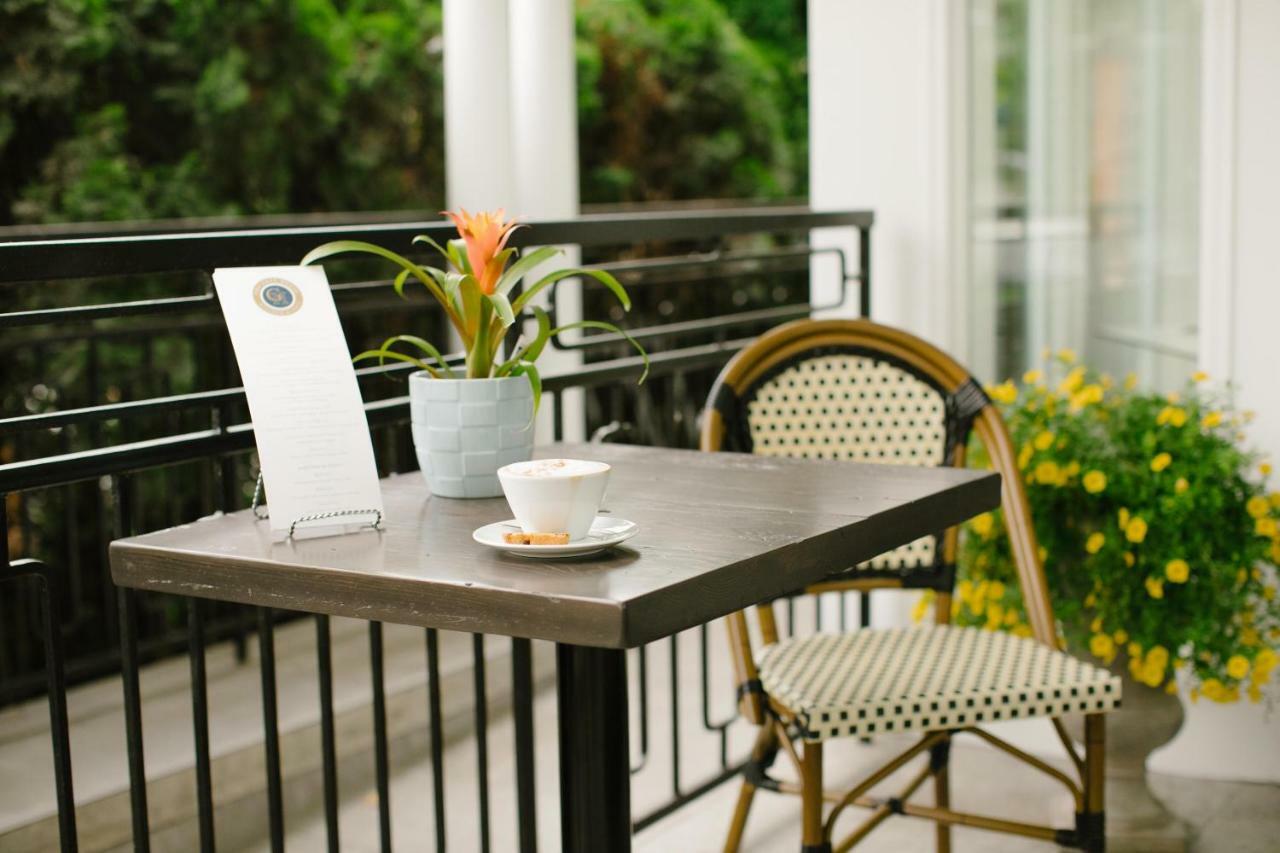 124 On Queen Hotel & Spa Niagara-on-the-Lake Εξωτερικό φωτογραφία A bistro table and chair