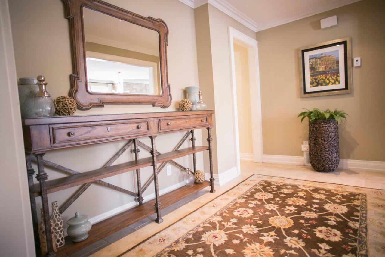 124 On Queen Hotel & Spa Niagara-on-the-Lake Εξωτερικό φωτογραφία A console table