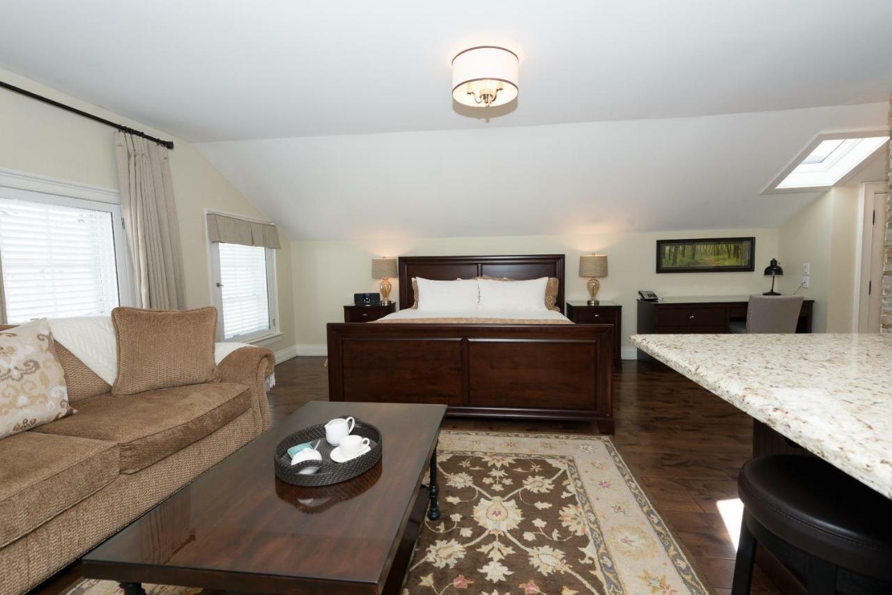 124 On Queen Hotel & Spa Niagara-on-the-Lake Εξωτερικό φωτογραφία A bedroom in a typical apartment