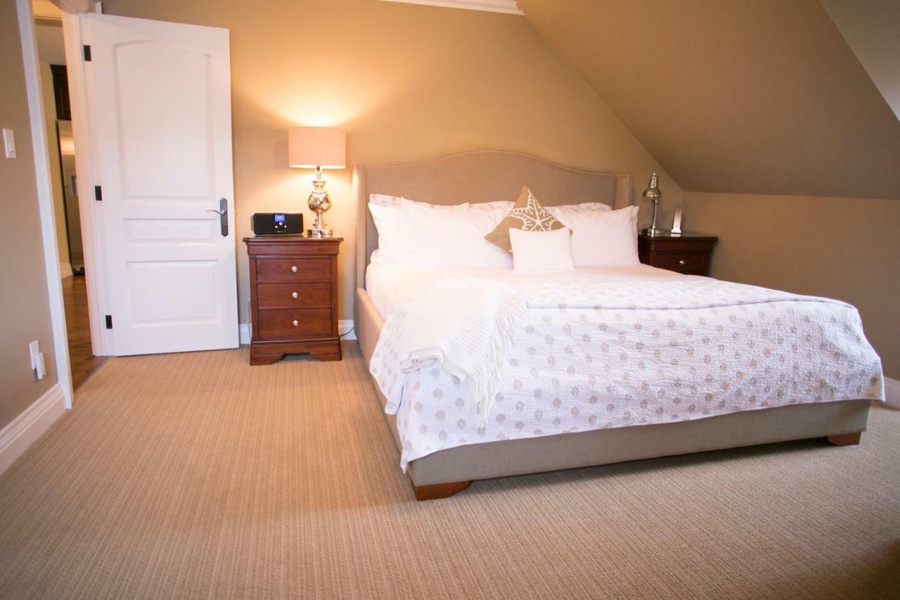 124 On Queen Hotel & Spa Niagara-on-the-Lake Εξωτερικό φωτογραφία A bedroom at the Inn at the Opera House