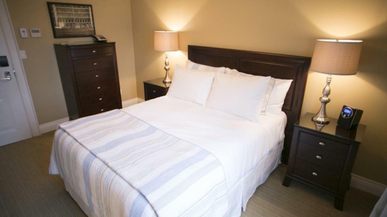 124 On Queen Hotel & Spa Niagara-on-the-Lake Εξωτερικό φωτογραφία A bed with a duvet