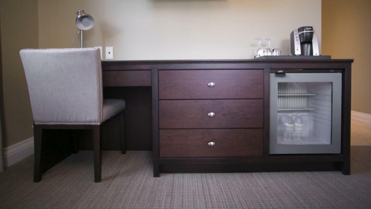 124 On Queen Hotel & Spa Niagara-on-the-Lake Εξωτερικό φωτογραφία A mini-refrigerator in a hotel room