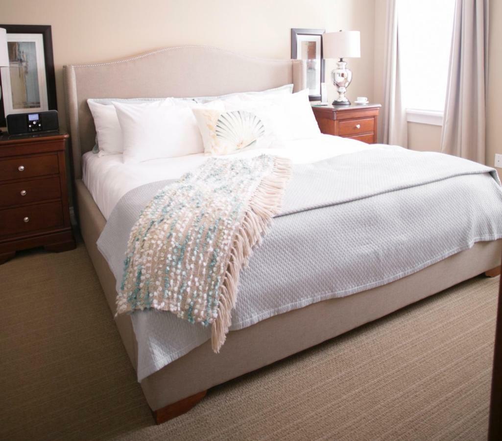 124 On Queen Hotel & Spa Niagara-on-the-Lake Εξωτερικό φωτογραφία A bed with a throw