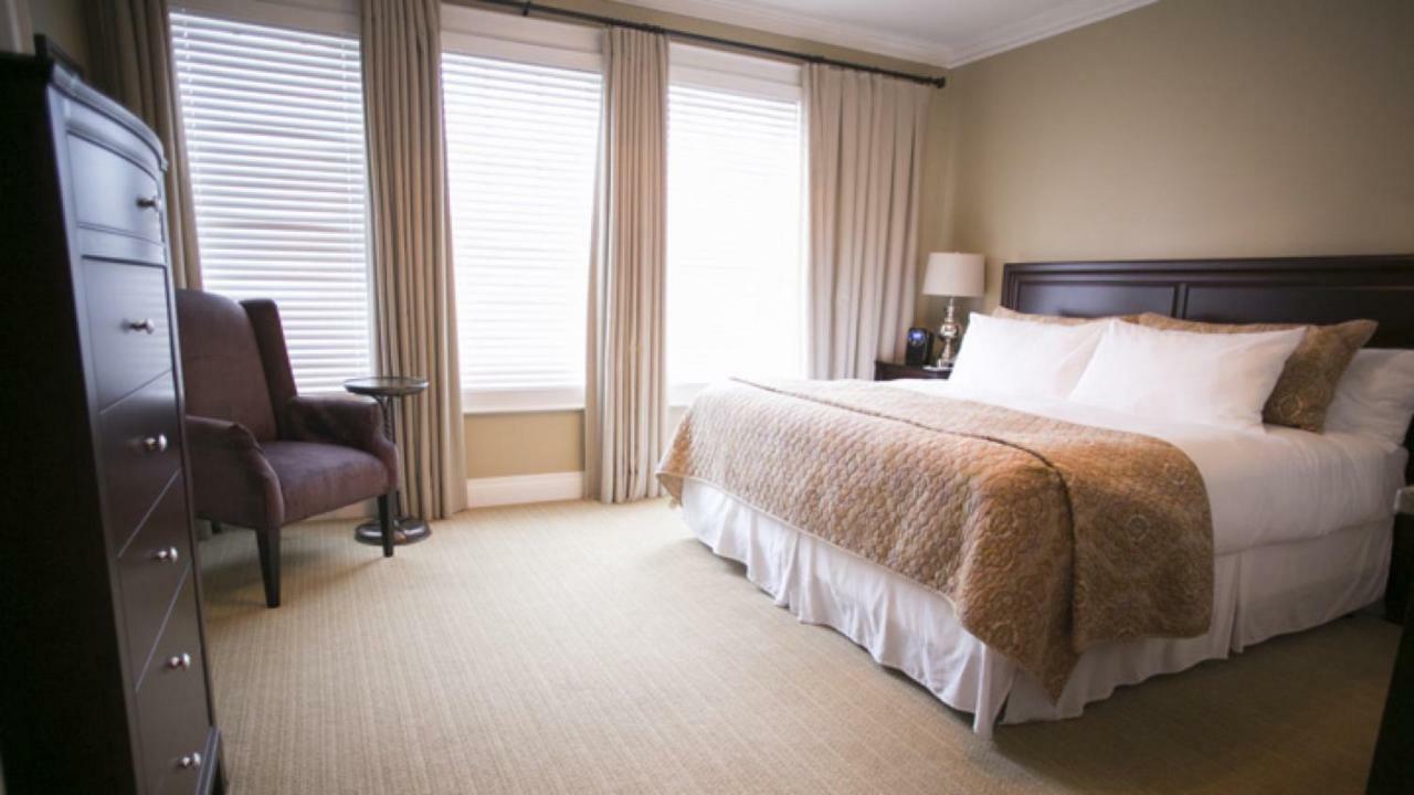 124 On Queen Hotel & Spa Niagara-on-the-Lake Εξωτερικό φωτογραφία A bedroom at the Inn at Laurel Point