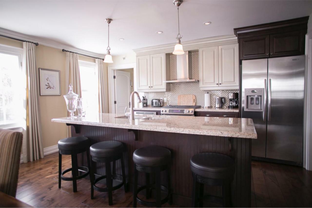 124 On Queen Hotel & Spa Niagara-on-the-Lake Εξωτερικό φωτογραφία A kitchen with a granite island