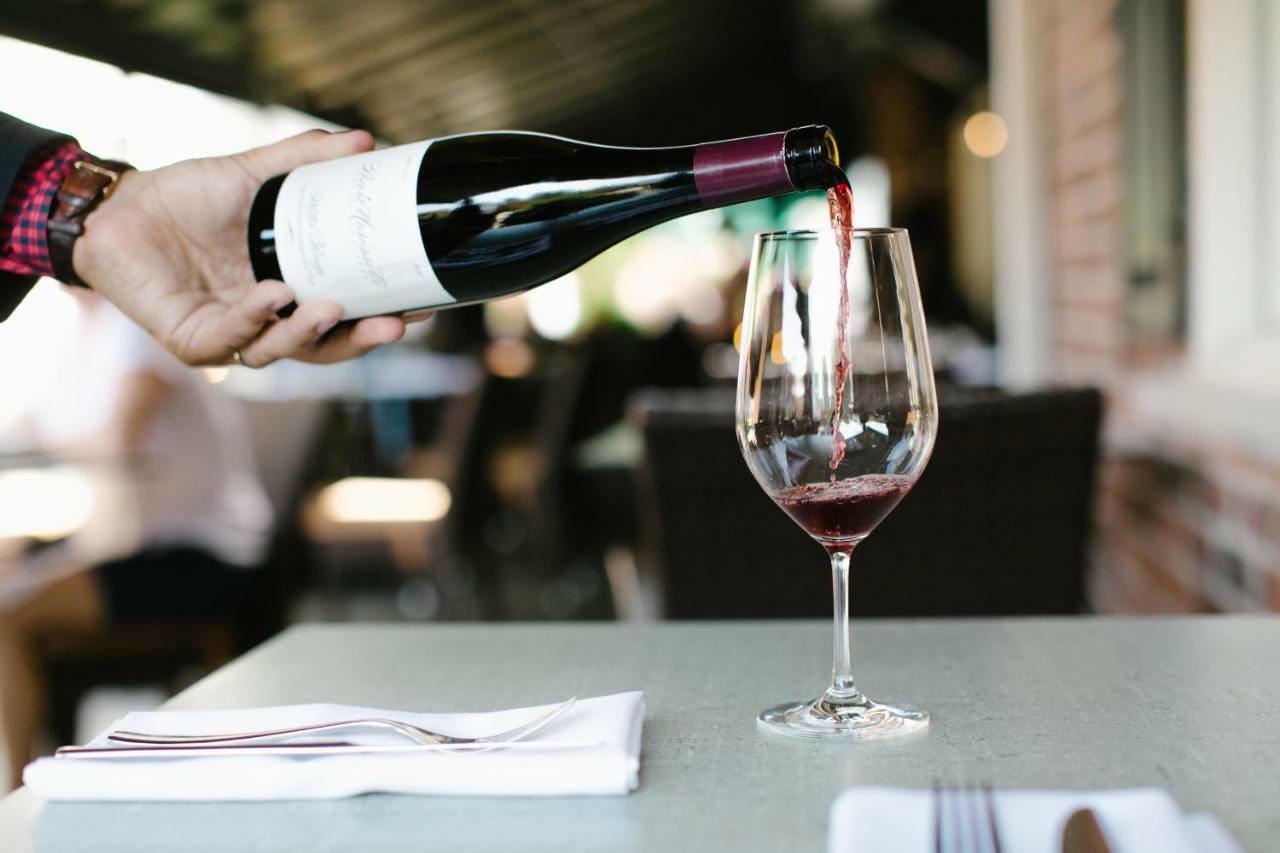 124 On Queen Hotel & Spa Niagara-on-the-Lake Εξωτερικό φωτογραφία Wine being poured